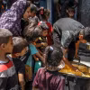 Các em nhỏ chờ được phát thức ăn cứu trợ tại trại tị nạn Jabalia, Dải Gaza, ngày 8/6/2024. (Ảnh: THX/TTXVN)