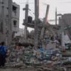 Một tòa nhà bị phá hủy sau cuộc không kích của Israel xuống Dải Gaza ngày 27/1/2024. (Ảnh: THX/TTXVN)