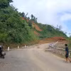 Sạt lở quốc lộ 4H tại km 218+750 thuộc địa phận bản Xi Nế, xã Mù Cả, khiến đất đá chắn ngang đường. (Ảnh: TTXVN phát)