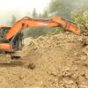 Khắc phục điểm sạt lở trên tuyến giao thông huyết mạch của xã Phương Tiến, huyện Vị Xuyên. (Ảnh: TTXVN phát)