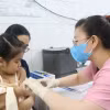 Nhân viên trạm Y tế Phường 6, Quận 8 tiêm vaccine phòng sởi cho trẻ. (Ảnh: Đinh Hằng/TTXVN)