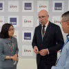 Phó Tổng giám đốc TTXVN Đoàn Thị Tuyết Nhung trao đổi với Tổng giám đốc TASS Andrey Kondrashov. (Ảnh: TTXVN)