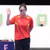 Xạ thủ Trịnh Thu Vinh chào khán giả trước giờ thi đấu. (Ảnh: Hoàng Linh/TTXVN)