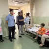 Lãnh đạo tỉnh Đồng Tháp và thành phố Hồng Ngự đến thăm các bệnh nhân nghi ngờ ngộ độc thực phẩm đang điều trị tại bệnh viện. (Ảnh: Nhựt An/TTXVN)