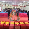 Các đại biểu thắp hương tưởng nhớ các liệt sỹ. (Ảnh: TTXVN phát)