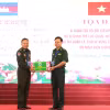 Đại tá Phạm Đình Triệu, Chính ủy Bộ đội Biên phòng tỉnh Tây Ninh (bìa phải) tặng quà lưu niệm cho Trung tướng Tien Sophonrnvong, Phó Tham mưu trưởng, Cục trưởng Cục Biên phòng Vương quốc Campuchia. (Ảnh: Minh Phú/TTXVN)