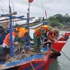 Chính quyền xã Vĩnh Trung (Thành phố Móng Cái) phối hợp với Đồn Biên phòng cửa khẩu cảng Vạn Gia cùng nhân dân cố định, neo đậu tàu, thuyền tránh bão số 2. (Ảnh: TTXVN phát)