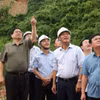 Thủ tướng Phạm Minh Chính kiểm tra công trường thi công dự án đường dây tải điện 500kV mạch 3 đoạn qua tỉnh Nghệ An. (Ảnh: Dương Giang/TTXVN)