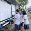 Thí sinh tại điểm thi Trường THCS Lê Quý Đôn (thành phố Thủ Đức) xem thông tin phòng thi. (Ảnh: Thu Hoài/TTXVN)