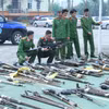 Lực lượng công an kiểm đếm số vũ khí, vật liệu nổ thu hồi được. (Ảnh: TTXVN phát)