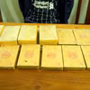 Tang vật 15 bánh heroin bị cơ quan công an thu giữ. (Ảnh: TTXVN phát)