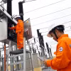 Công nhân Điện lực Thái Nguyên kiểm tra tại Trạm biến áp 110kV Yên Bình 8. (Ảnh: Huy Hùng/TTXVN)