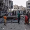 Các tòa nhà bị phá hủy sau cuộc oanh kích của Israel xuống trại tị nạn Al-Maghazi ở Dải Gaza. (Ảnh: THX/TTXVN)