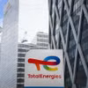 Biểu tượng tập đoàn TotalEnergies tại La Defense, Pháp. (Ảnh: AFP/TTXVN)