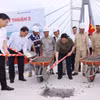 Thủ tướng Phạm Minh Chính và các đại biểu thực hiện nghi lễ hợp long cầu Mỹ Thuận 2. (Ảnh: Dương Giang/TTXVN)