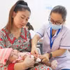 Tiêm vaccine dịch vụ tại Trạm Y tế xã Phong Phú, huyện Bình Chánh, Thành phố Hồ Chí Minh. (Ảnh: Đinh Hằng/TTXVN)