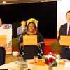 Phó Đại sứ Australia tại Việt Nam Mark Tattersall, Quyền Trưởng Văn phòng UN Women Việt Nam Caroline Nyamayemomb và Phó Giám đốc Sở Lao động-Thương binh và Xã hội TP.HCM Nguyễn Tăng Minh đăng ký cam kết chung tay xóa bỏ bạo lực với phụ nữ và trẻ em. (Ảnh: Thanh Vũ/TTXVN)