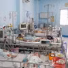 Điều trị cho trẻ mắc bệnh tay chân miệng. (Ảnh: TTXVN phát)