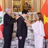 Tổng thống Dina Ercilia Boluarte Zegarra trao Huân chương “Mặt trời Peru” cấp Đại Thập tự tặng Chủ tịch nước Lương Cường. (Ảnh: Lâm Khánh/TTXVN)