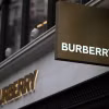 Thương hiệu thời trang Burberry tại cửa hàng ở London, Anh. (Ảnh: AFP/TTXVN)