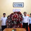 Bí thư Tỉnh ủy Hưng Yên Nguyễn Hữu Nghĩa (thứ 2 từ phải sang) tặng hoa chúc mừng Cơ quan Thường trú TTXVN tại tỉnh Hưng Yên. (Ảnh: Đinh Văn Nhiều/TTXVN)