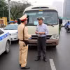 Một trường hợp xe khách đón trả khách sai quy định, đi với tốc độ kiểu “rùa bò” bị lực lượng Phòng Cảnh sát Giao thông, Công an thành phố Hà Nội, dừng xe, kiểm tra và lập biên bản. (Ảnh: Phạm Kiên/TTXVN)