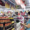 Người dân Thành phố Hồ Chí Minh "săn" hàng khuyến mãi. (Ảnh: Mỹ Phương/TTXVN)