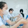 Nhân viên y tế tiêm vaccine phòng bệnh cho người dân tại Trung tâm Kiểm soát bệnh tật Hà Nội. (Ảnh: Minh Quyết/TTXVN)