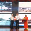 Ông Phạm Thành Nam, Giám đốc Bảo tàng Tôn Đức Thắng tiếp nhận tài liệu từ Trung tâm Lưu trữ quốc gia II. (Ảnh: Thu Hương/TTXVN)
