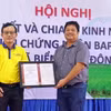 Đại diện tổ chức BUREAU VERITAS tại Việt Nam (phải) trao giấy chứng nhận BAP cho đơn vị đồng hành thực hiện dự án tại xã Biển Bạch Đông, huyện Thới Bình, tỉnh Cà Mau. (Ảnh: Huỳnh Anh/TTXVN)