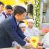 Phó Chủ tịch Thường trực UBND tỉnh Thừa Thiên-Huế Nguyễn Thanh Bình động viên gia đình chiến sỹ Công an hy sinh. (Nguồn: báo Thừa Thiên-Huế)