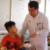 Bác sỹ Chuyên khoa II Phạm Đình Thành, Phó giám đốc Trung tâm Chấn thương chỉnh hình-Bỏng, Bệnh viện Đa khoa tỉnh Khánh Hòa thăm bệnh nhân bị chấn thương các ngón tay do pháo hoa. (Ảnh: Phan Sáu/TTXVN)