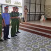 Đọc lệnh khám xét nhà Phạm Ngọc Chơn. (Ảnh: TTXVN phát)
