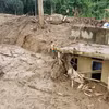Lực lượng quân đội tiếp tục dò tìm tại vị trí nơi có khả năng có nạn nhân. Ảnh: Hoàng Hiếu - TTXVN