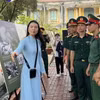 Các đại biểu tham quan triển lãm. (Ảnh: Minh Ngọc/TTXVN phát)