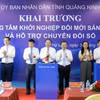 Các đại biểu ấn nút khai trương Trung tâm khởi nghiệp đổi mới sáng tạo và hỗ trợ chuyển đổi số. (Ảnh: Văn Đức/TTXVN)