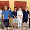 Các đối tượng liên quan đến hành vi đánh bạc. (Ảnh: TTXVN phát)
