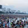 Các bãi biển ở thành phố Sầm Sơn đông người dân, du khách đi tắm biển. (Ảnh: Hoa Mai/TTXVN)