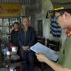 Cơ quan An ninh Điều tra Công an tỉnh Thái Bình đọc lệnh bắt tạm giam đối với Phạm Văn Yên. (Ảnh: TTXVN phát)