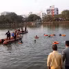Lực lượng cứu hộ tìm kiếm học sinh mất tích sau khi chiếc thuyền chở 27 người bị lật ở bang Gujarat, miền Tây Ấn Độ, ngày 18/1. (Nguồn: AP)
