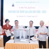Thành viên Hội chung khảo bỏ phiếu chấm các tác phẩm tại vòng chung khảo. (Ảnh: Minh Quyết/TTXVN)