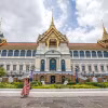 Khách du lịch tham quan Cung điện Hoàng gia Thái Lan ở Bangkok. (Ảnh: THX/TTXVN)
