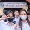 Thí sinh điểm thi Trường THPT Trần Phú-Hoàn Kiếm, quận Hoàn Kiếm, Hà Nội, vui mừng khi hoàn thành tốt môn thi cuối. (Ảnh: Hoàng Hiếu/TTXVN)