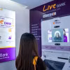 Khách hàng cập nhập khuôn mặt. (Nguồn: TPBank)