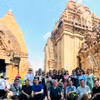 Du khách lưu lại khoảnh khắc khi tham quan Tháp bà Ponagar, thành phố Nha Trang, tỉnh Khánh Hòa. (Ảnh: Vietnam+)