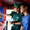 Tổ công tác kiểm tra các vi phạm của tàu cá. (Ảnh: TTXVN phát)