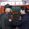 Người thân động viên thanh niên quận Hoàng Mai lên đường nhập ngũ. (Ảnh: Văn Điệp/TTXVN)