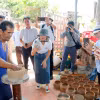 Tìm hiểu cách làm gốm thủ công tại làng nghề gốm Bình Đức của người Chăm tại huyện Bắc Bình, tỉnh Bình Thuận. (Ảnh: Nguyễn Thanh/TTXVN)