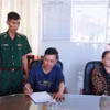 Chủ tàu cá CM 06051 TS ký biên bản triển khai thực hiện Quyết định xử phạt vi phạm hành chính của Chủ tịch UBND tỉnh Cà Mau. (Ảnh: TTXVN phát)