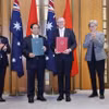 Thủ tướng Phạm Minh Chính và Thủ tướng Australia Anthony Albanese trao Tuyên bố chung về nâng cấp quan hệ lên Đối tác Chiến lược Toàn diện. (Ảnh: Dương Giang/TTXVN)